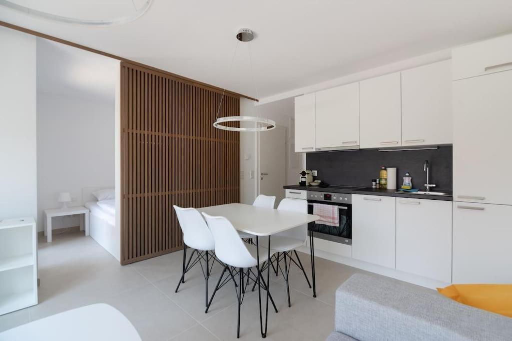 Ferienwohnung Neu Und Hell In Zentraler Ruhelage Mit Parkplatz Wien Exterior foto